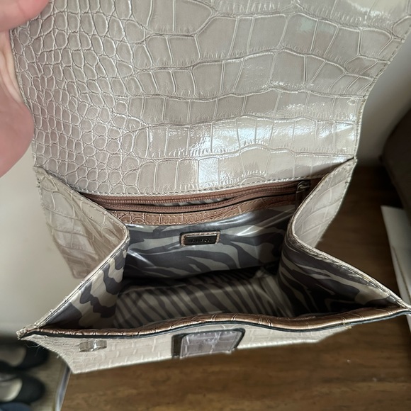 🔥 4 for $20!! Guess small handbag - Picture 3 of 3